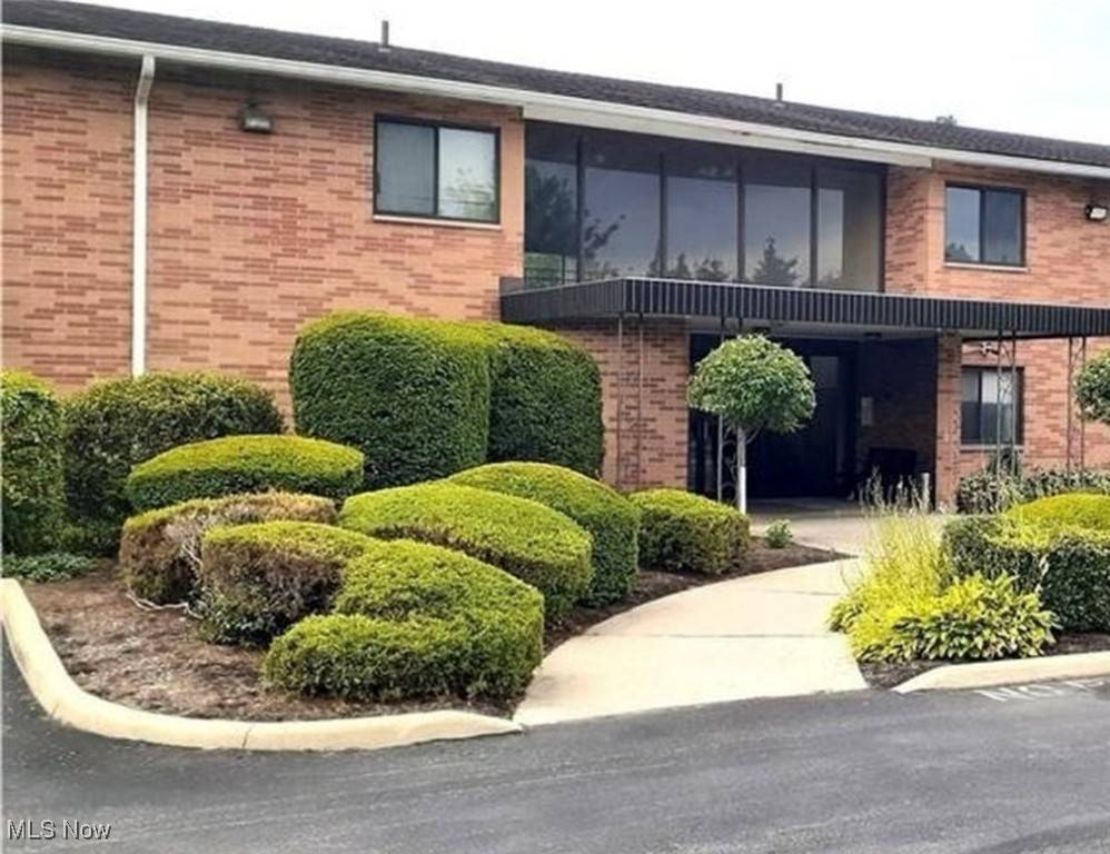 23855 David DR #211,  North Olmsted,  OH 44070