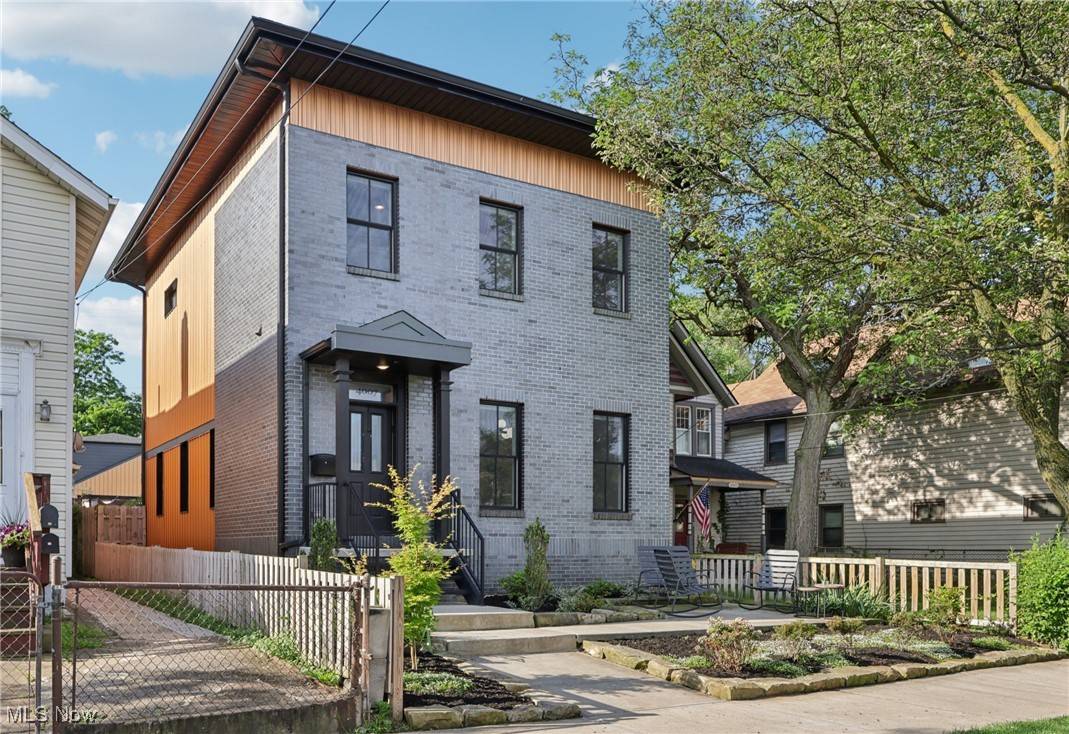 4007 Clinton AVE, Cleveland, OH 44113