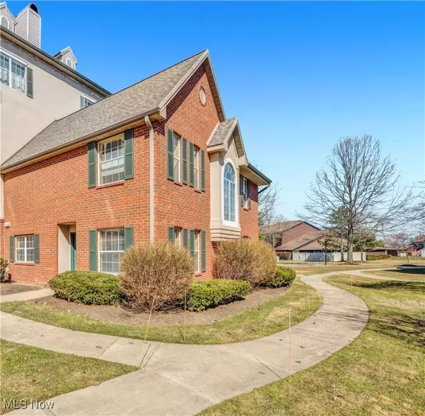 180 Fox Hollow DR #200, Mayfield Heights, OH 44124