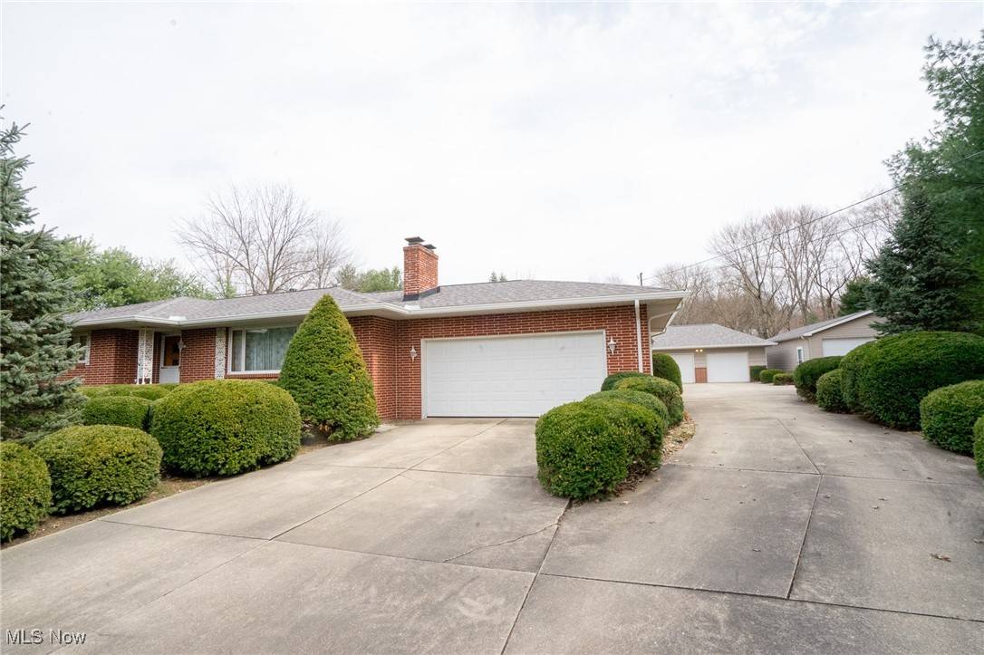 415 SE Willow DR, Howland, OH 44484