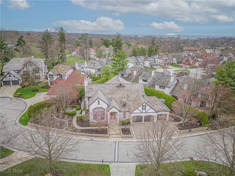 12 Westhampton DR, Rocky River, OH 44116