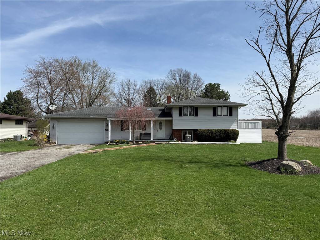 6715 Helmick DR SW, Warren, OH 44481