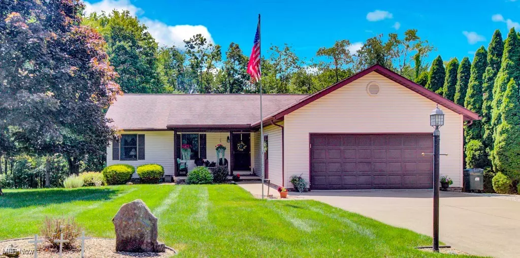 27 Navajo TRL, Malvern, OH 44644