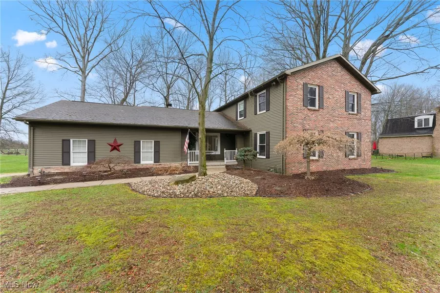 1929 Twin Oaks DR, Girard, OH 44420