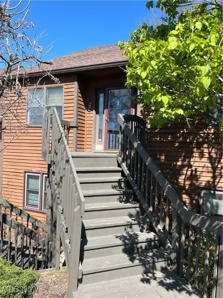 215 Clubside DR, New Philadelphia, OH 44663