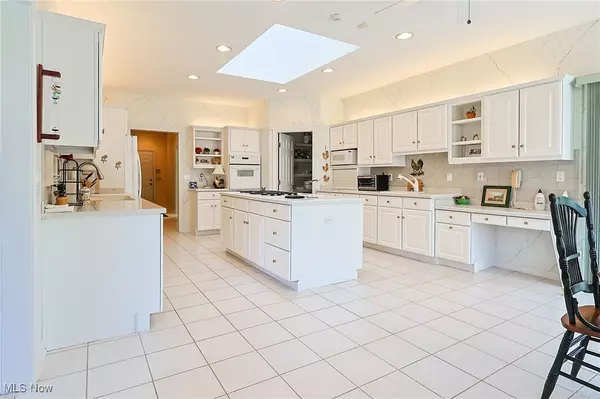 Highland Heights, OH 44143,5513 Strathaven DR