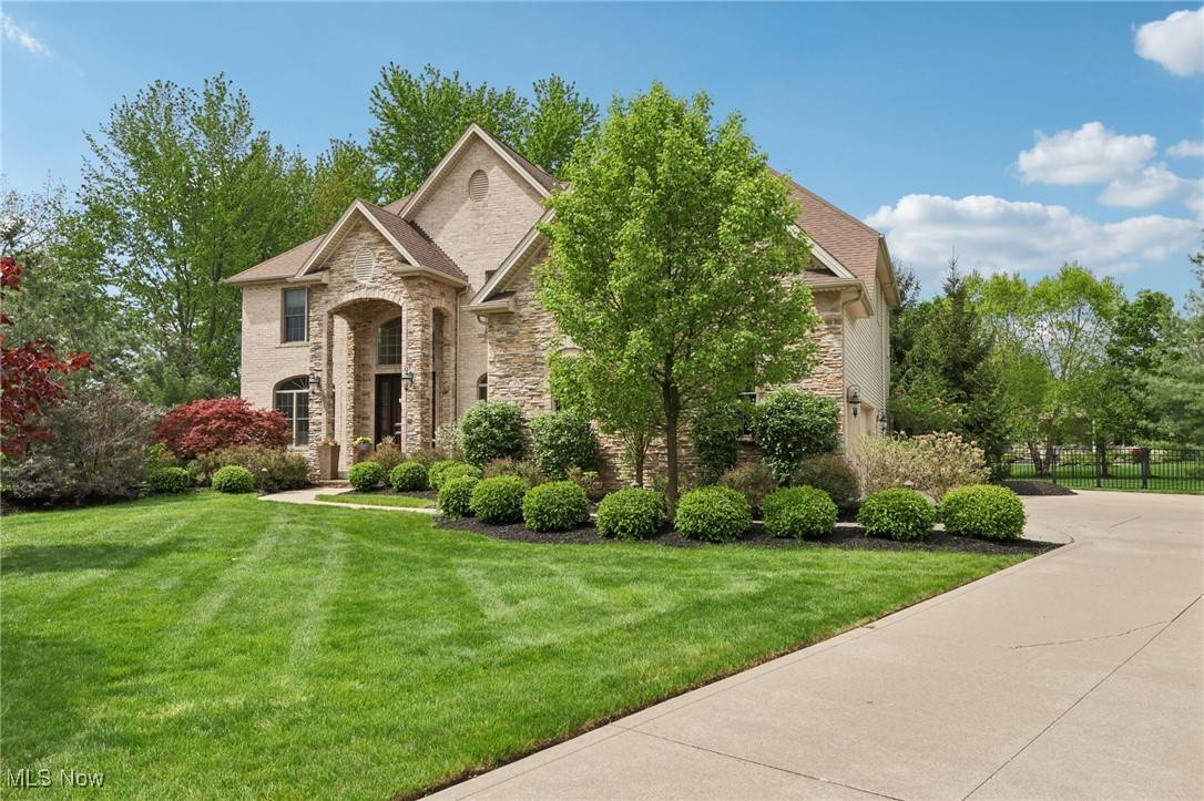 4300 Burberry CT, Avon, OH 44011