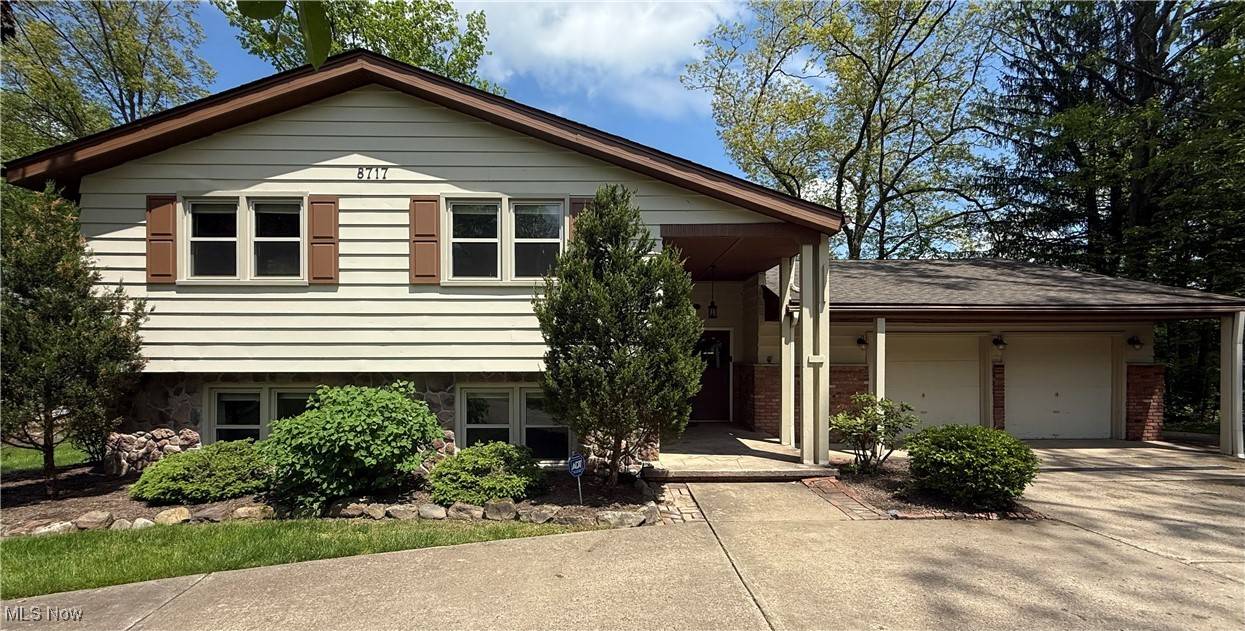 8717 Lake Forest TRL, Chagrin Falls, OH 44023