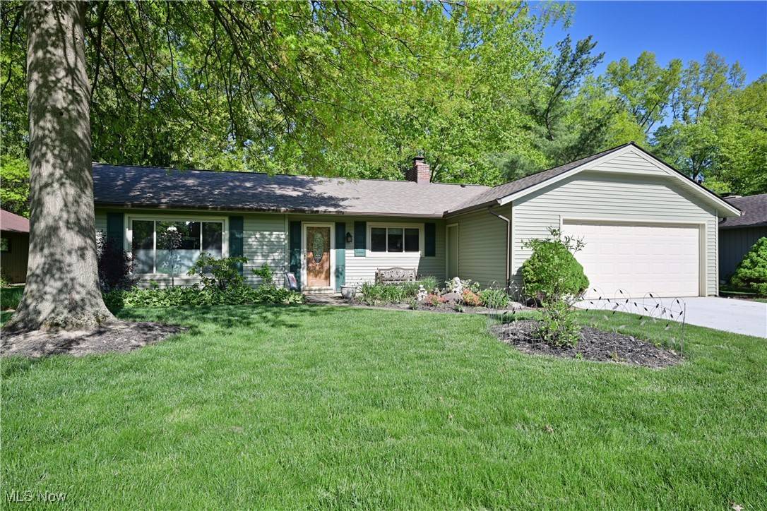 4979 Meadow Moss LN, North Ridgeville, OH 44039