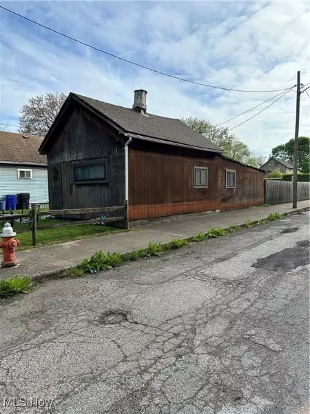 1590 & 1594 E 39th ST, Cleveland, OH 44114