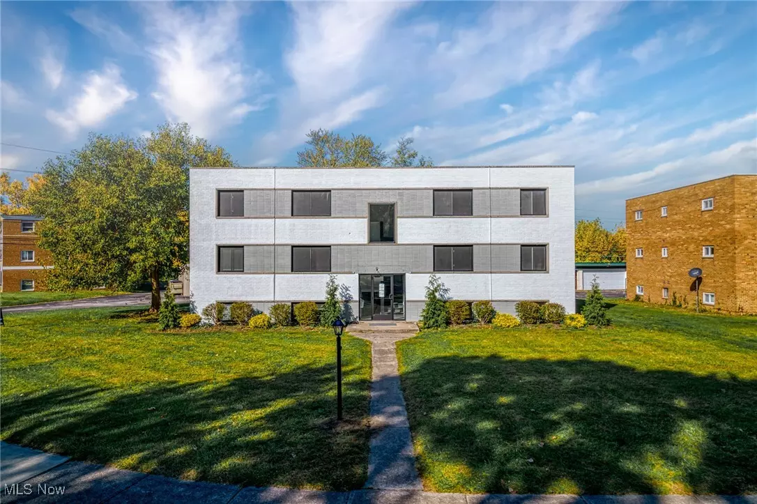 Rocky River, OH 44116,21044 Southbend CIR #1