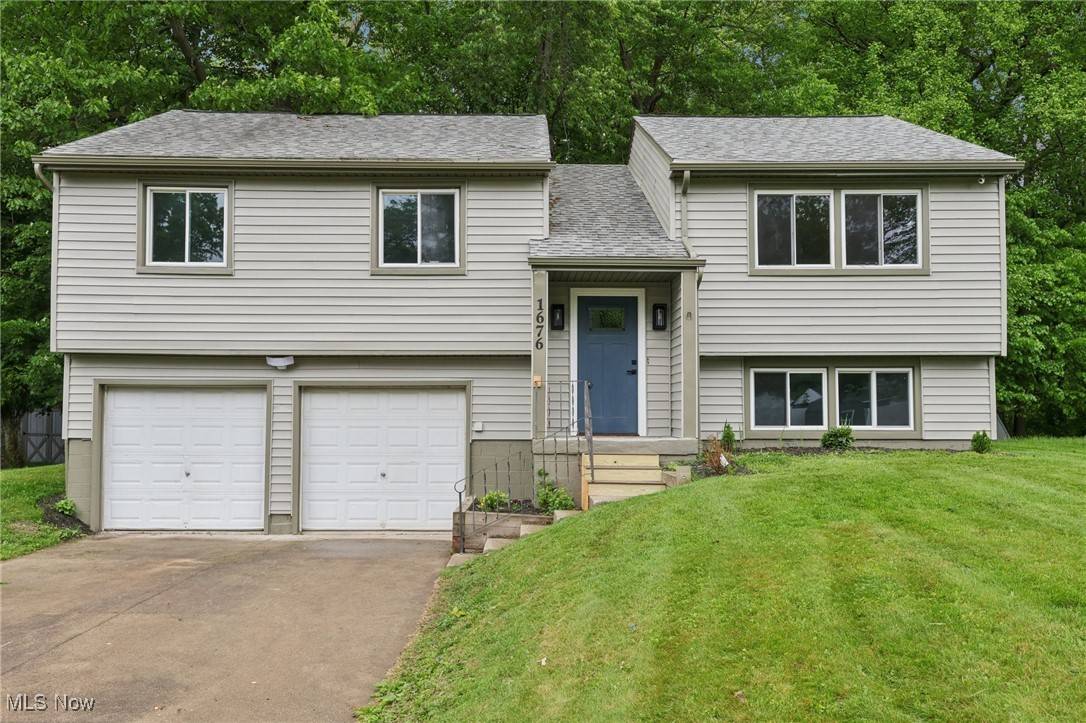 1676 Eisenhower DR, Brunswick, OH 44212