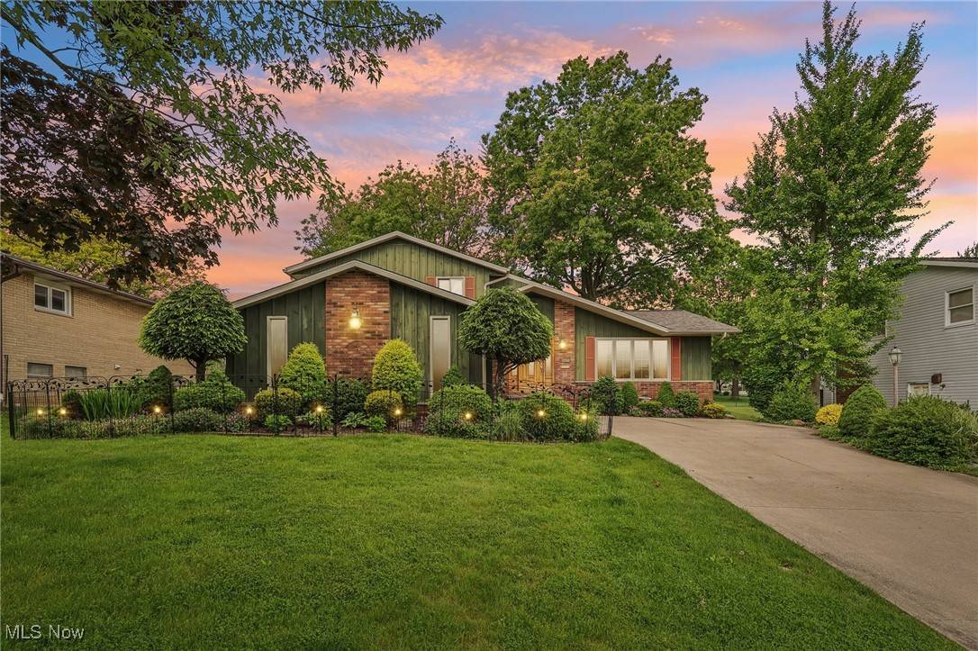 7730 Fleger DR, Parma, OH 44134