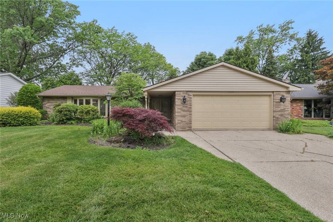 1922 Winchester RD, Lyndhurst, OH 44124