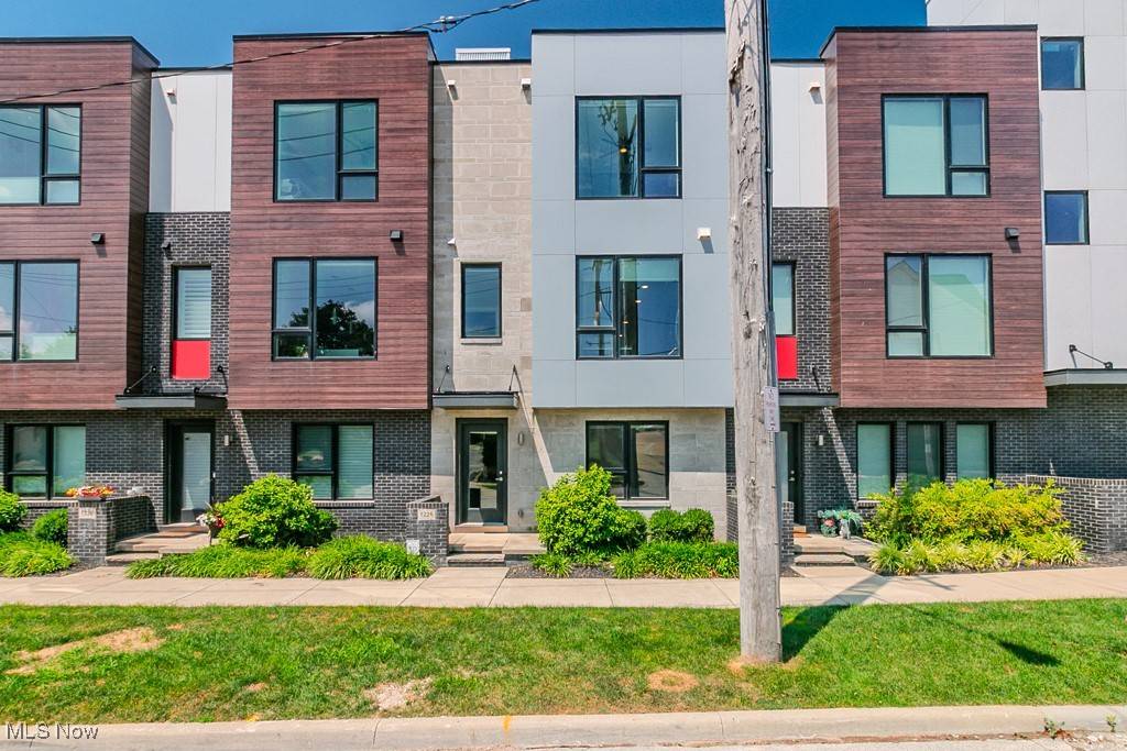 1226 W 70th ST, Cleveland, OH 44102