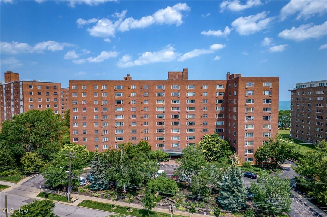 11820 Edgewater DR #420, Lakewood, OH 44107