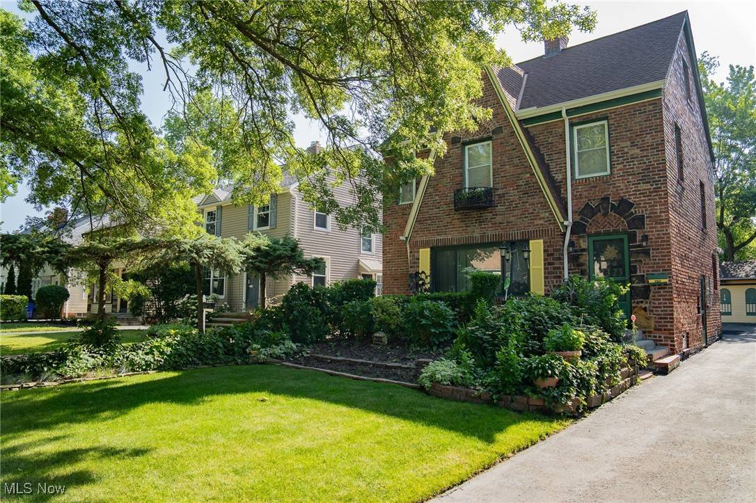 2323 Scholl RD, University Heights, OH 44118