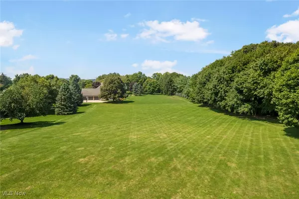 Hearthstone AVE NW, North Canton, OH 44720