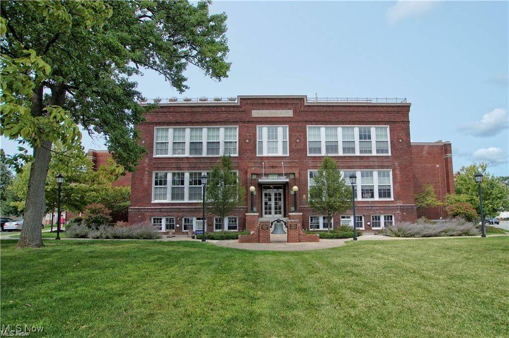 7482 Center ST #5, Mentor, OH 44060