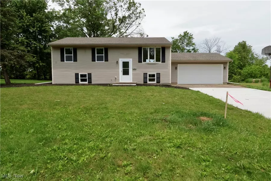 1273 Spruce Tree LN, Amherst, OH 44001