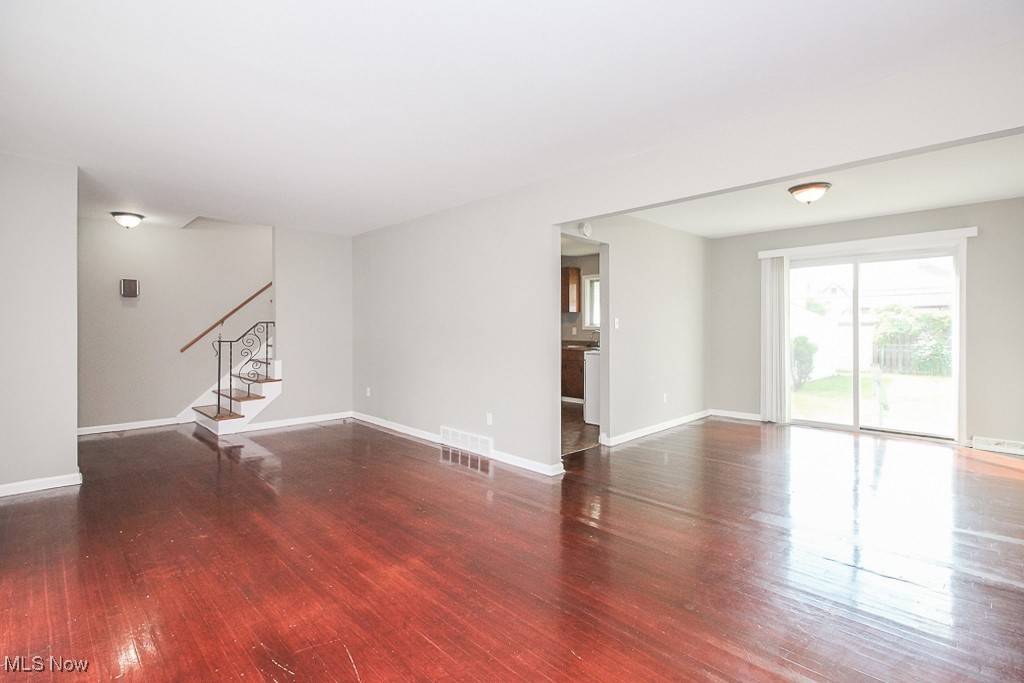 Euclid, OH 44123,404 E 215th ST