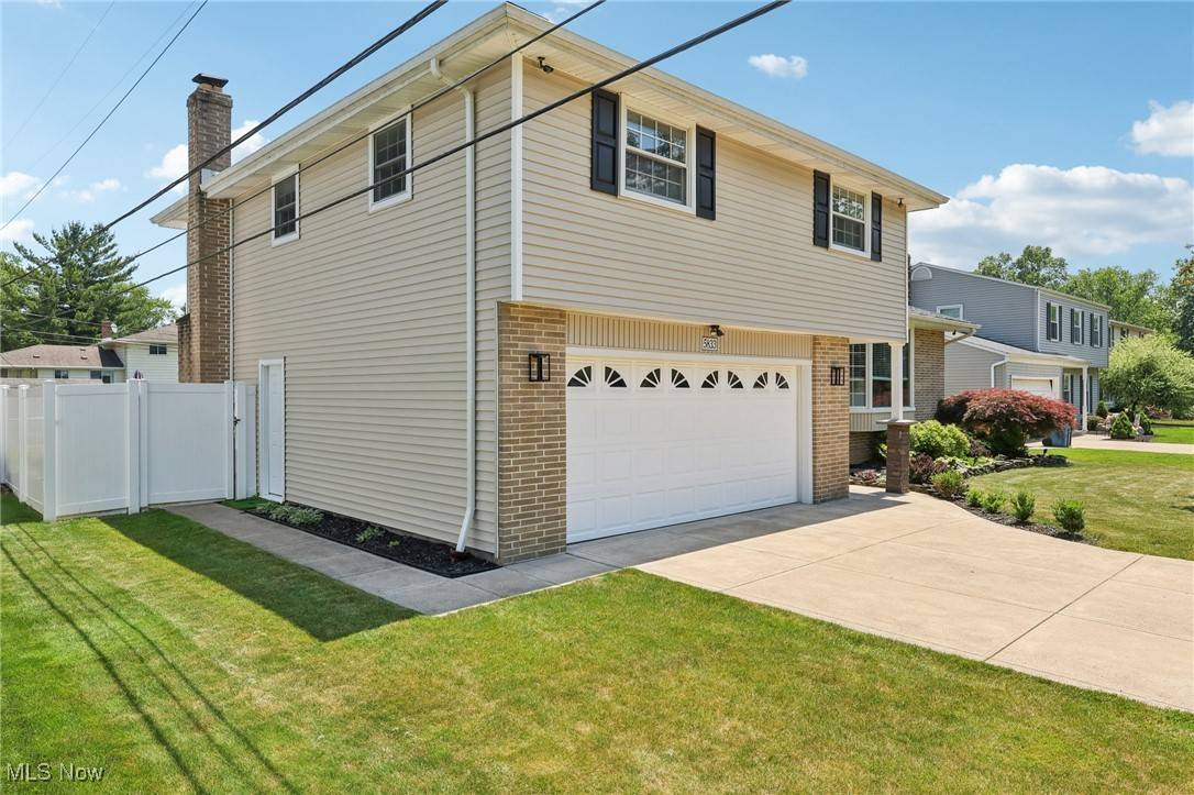 North Olmsted, OH 44070,5833 Gareau DR