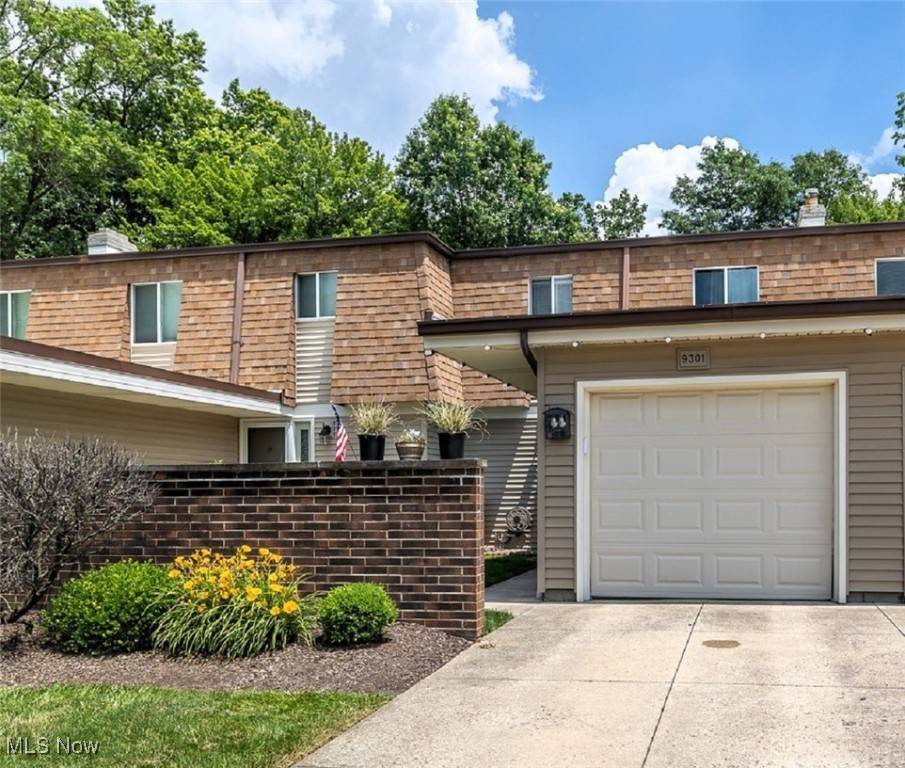 9301 Sussex DR, Olmsted Falls, OH 44138