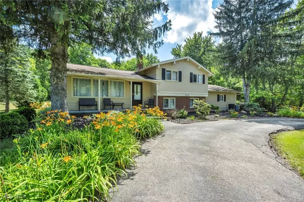 Aurora, OH 44202,566 Crackel RD