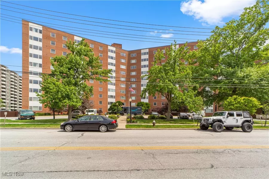11850 Edgewater DR #602, Lakewood, OH 44107
