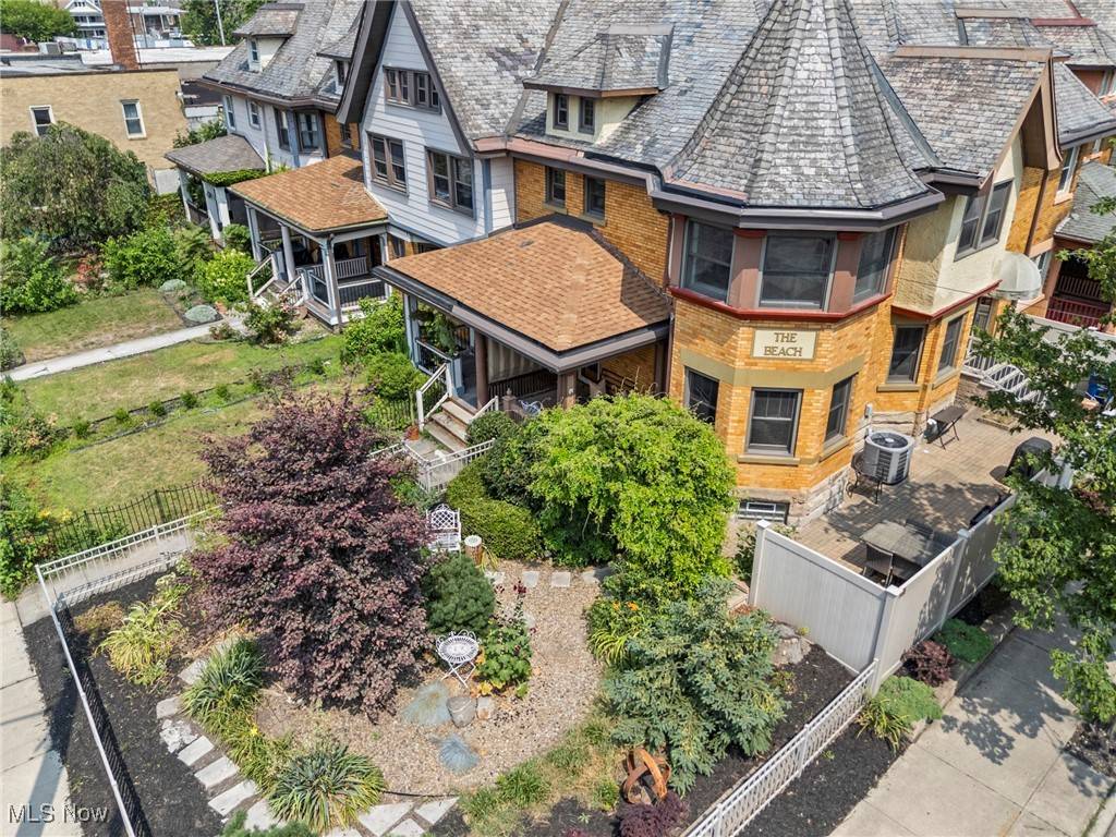 Lakewood, OH 44107,12202 Detroit AVE