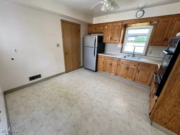 Parma, OH 44129,8375 Royal Ridge DR