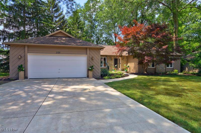 208 Westwind DR, Avon Lake, OH 44012