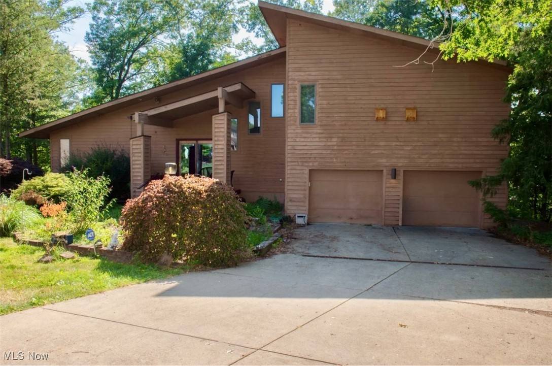31 Cherokee DR, Girard, OH 44420