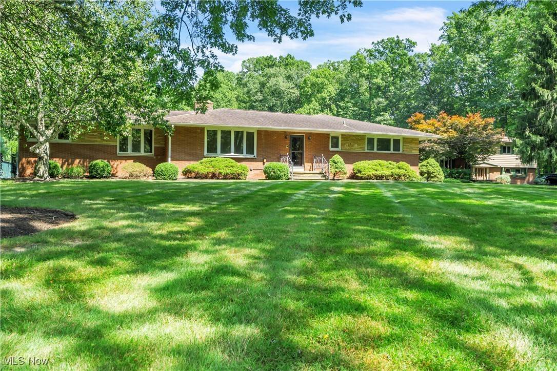 8001 Robin LN, Brecksville, OH 44141
