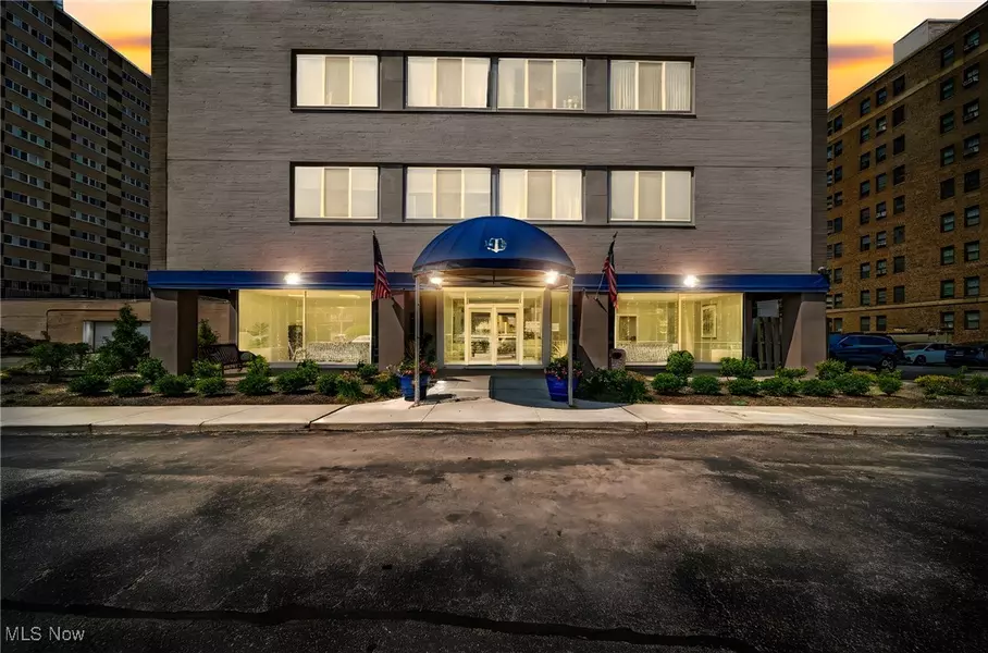 12520 Edgewater DR #210, Lakewood, OH 44107