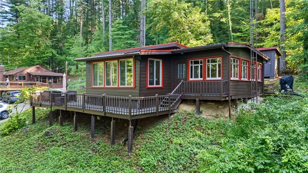 6090 Revere RD SW, Bowerston, OH 44695