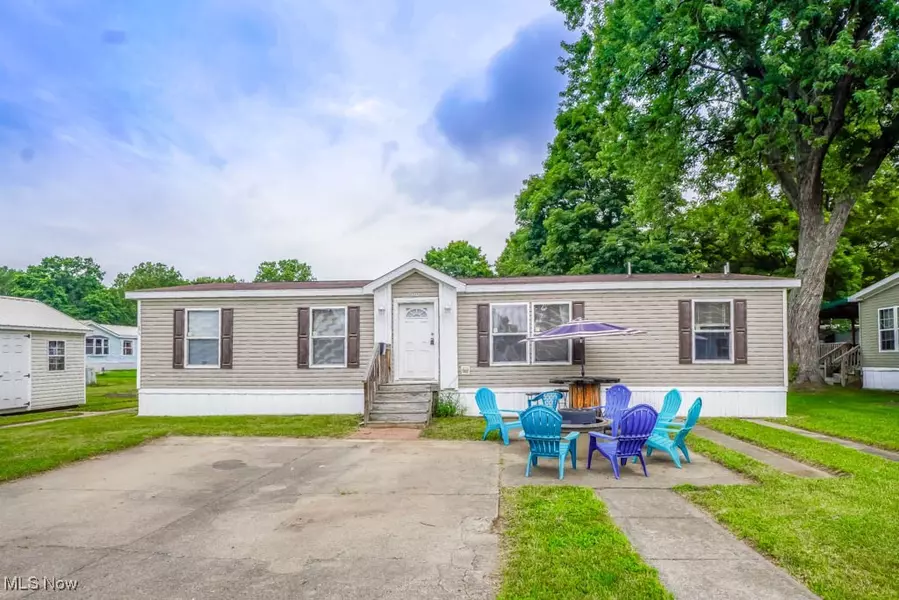 221 Sea Gull LN, New Philadelphia, OH 44663