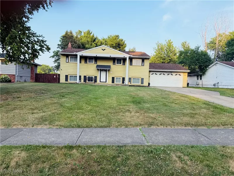 13143 Richards DR, Strongsville, OH 44149