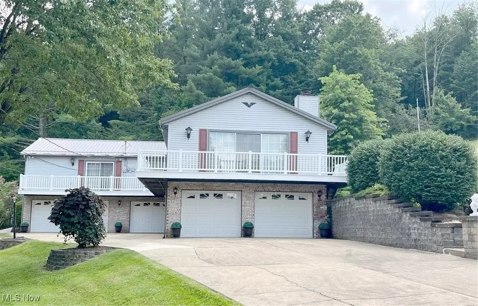411 E Mohawk DR, Malvern, OH 44644