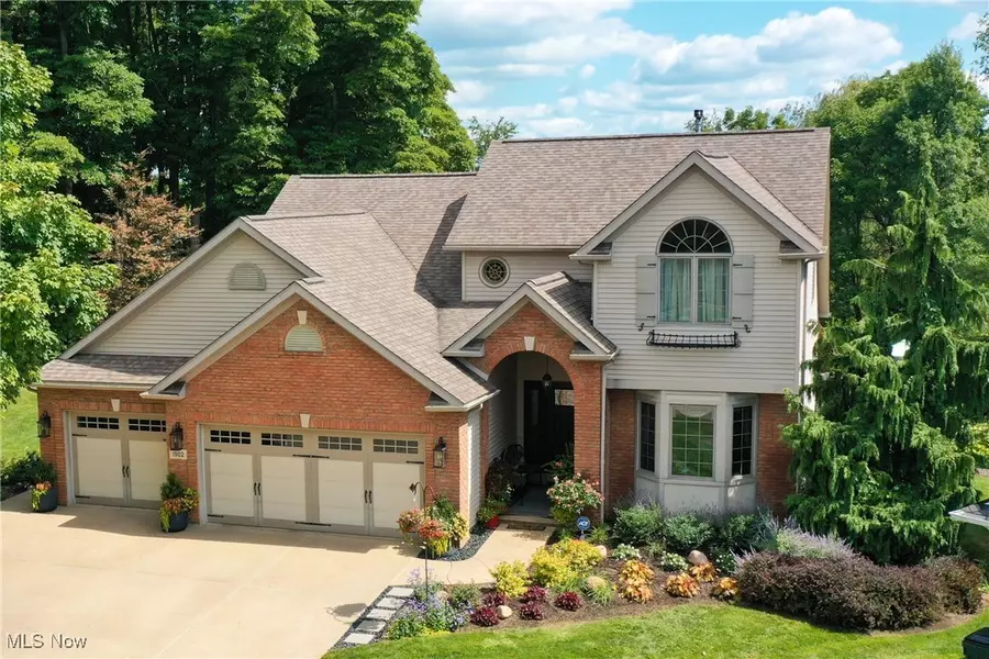 1902 Hollythorne RD NE, Canton, OH 44721