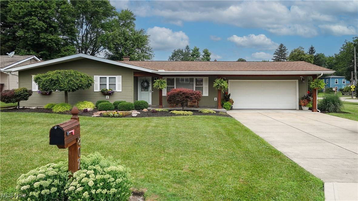 8075 Crestwood DR, Garrettsville, OH 44231