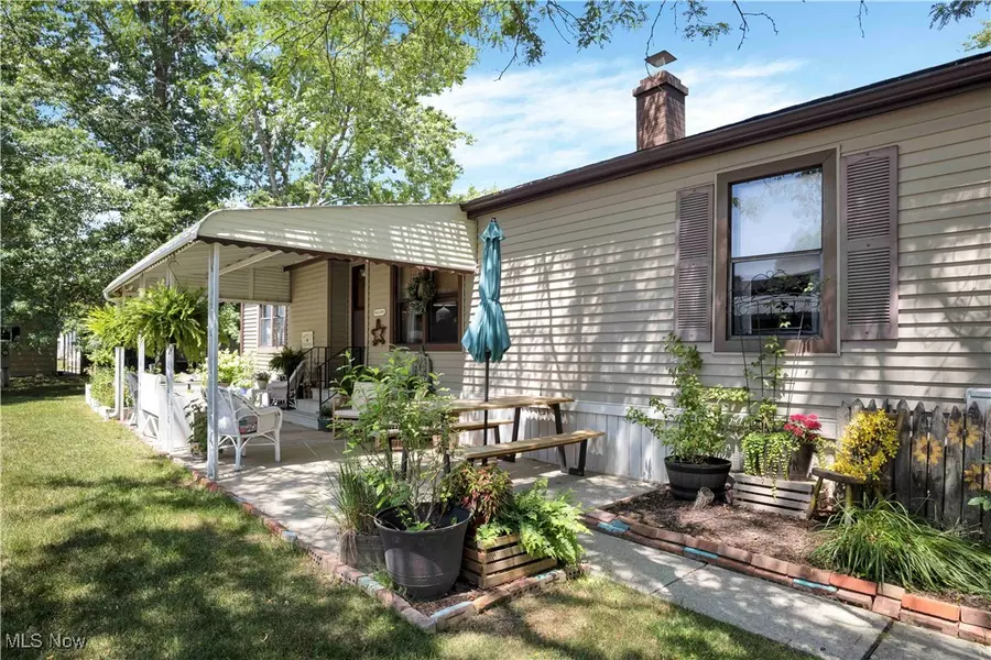 3 Dogwood LN, Olmsted Twp, OH 44138