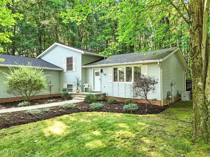 10 S Oakmont RD, Northfield Center, OH 44067