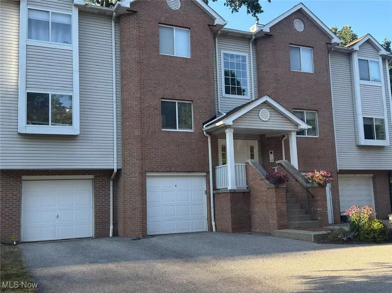 355 Village Pointe DR #1-A, Akron, OH 44313