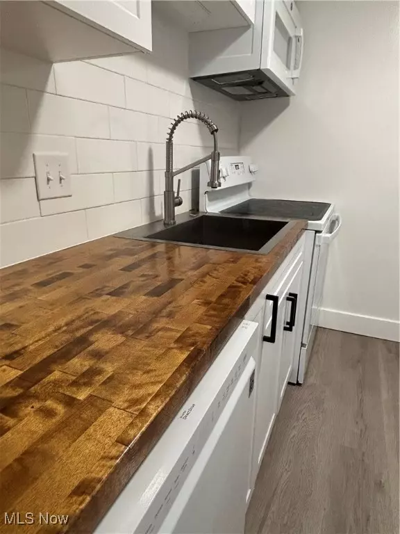 Avon Lake, OH 44012,216 Moore RD #1K