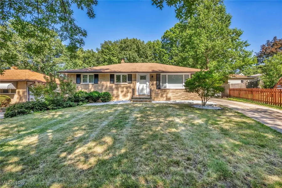 6487 Hawthorne CIR, Parma, OH 44134