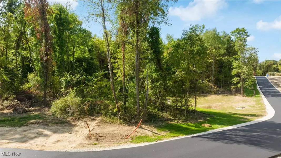 4710 Pinecrest DR, Uniontown, OH 44685