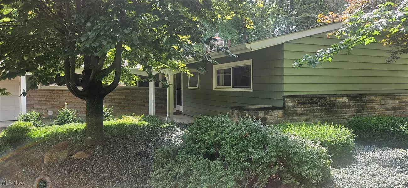 7601 N Linden LN, Parma, OH 44130