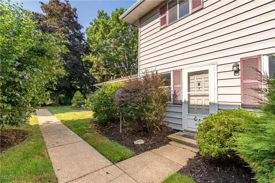 2400 Island DR #21B, Green, OH 44685