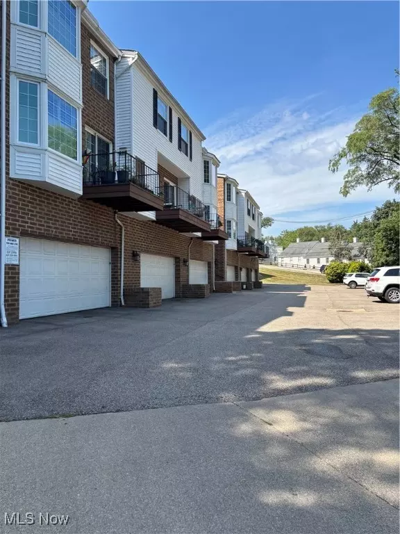 20996 Detroit RD, Rocky River, OH 44116